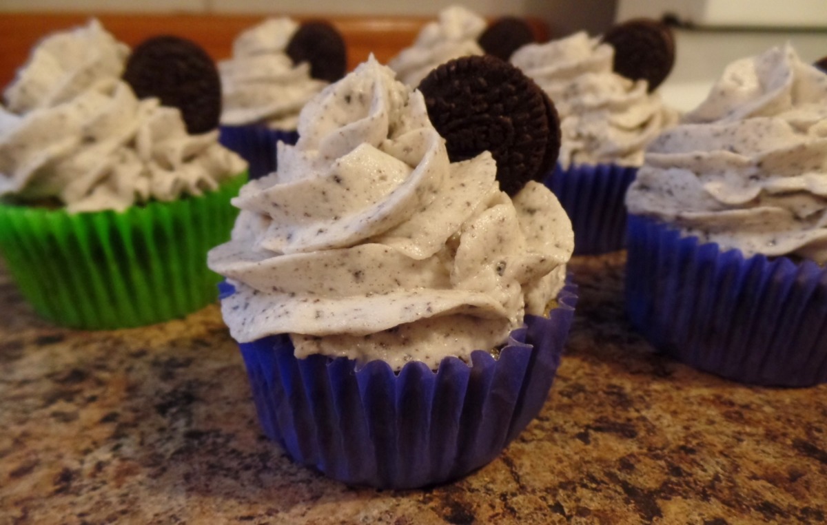 Cookies N Cream Cupcake - 12 Pack main image 0